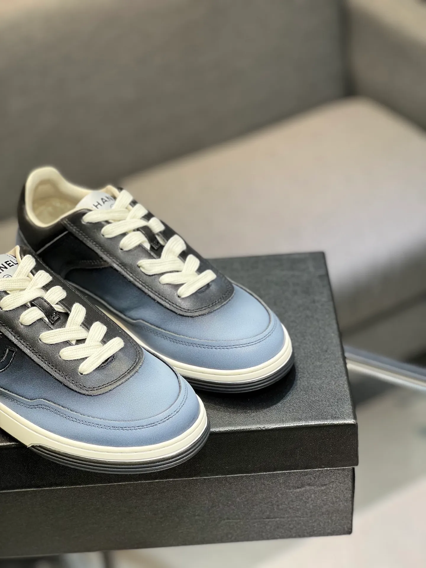 Men's men's shoes 💰660 Exclusive real shot (top version) CHANEL Chanel 2025ss color matching thick-soled casual sports shoes and sneakers. The counter is synchronized. The counter is very popular. A shoe that is very difficult to buy. The most popular thick-soled panda shoes on the Internet. It can be imagined that Xiaoxiang control can't miss it. It has both good looks and comfort. Simple and versatile white shoes. The thick sole increases the height and is super versatile. Close your eyes and wear it. Whoever wears it will look better. Upper: calfskin Lining: imported sheepskin lining Outsole: TPU original outsole Size: 35-44 (customized for women 41 and 40, and 45 for men)